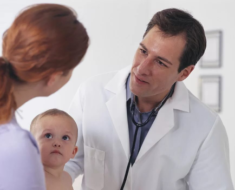 Осмотр врачом ребенка