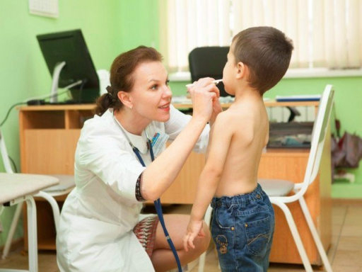 Осмотр ребенка врачом